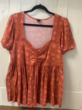 torrid size 1 Rust Orange Floral Peplum Blouse with puff sleeve